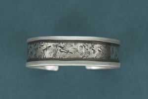 Design-Armreif Silber oxidiert Blütenmotiv AR-Bo