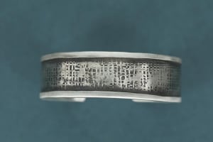 Design Silber-Armreif mit Gitterstruktur oxidiert AR-Go