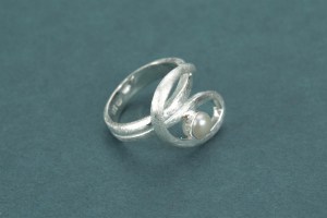 Design Silberring geschwungen mit Perle R637