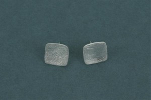 Design Silberohrstecker quadratisch, gewölbt, icematt E672