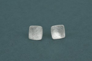 Design Silberohrstecker quadratisch, gewölbt, icematt E672