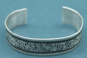 Design-Armreif Silber oxidiert Mauermotiv AR-Mo